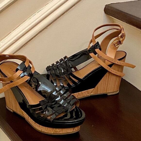 Ivanka Trump Size 6 Black and Tan sandal - Picture 1 of 3